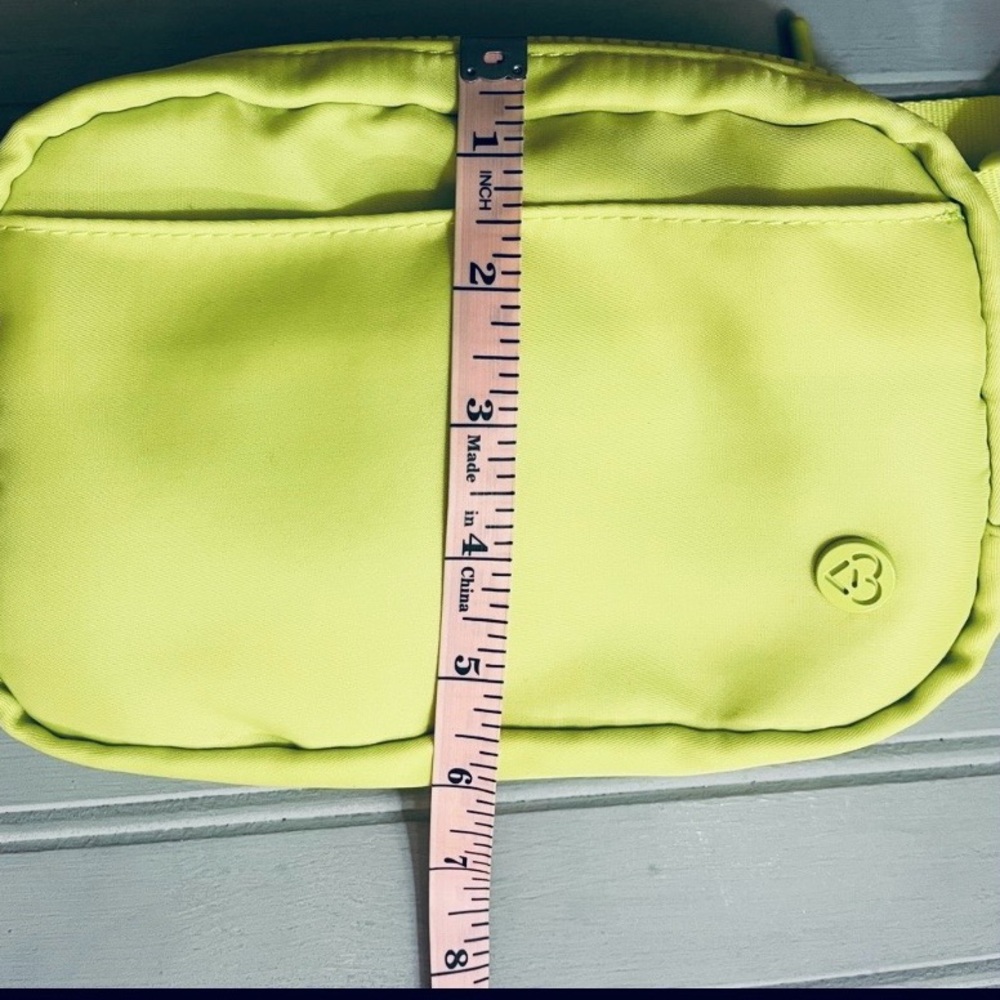 Blogilates Belt Bag Lime Green Crossbody Workout Bag Fanny Pack Adjustable NWT - Picture 10 of 15